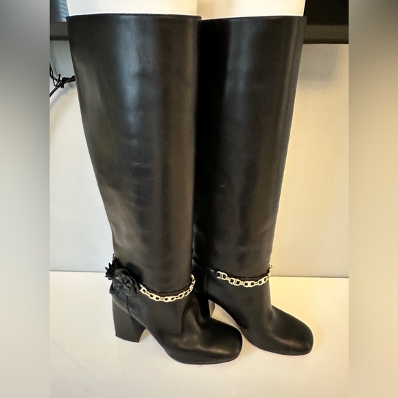 Authentic Toryburch knee boots. Gold chain around ankles and flowers. - Picture 8 of 13